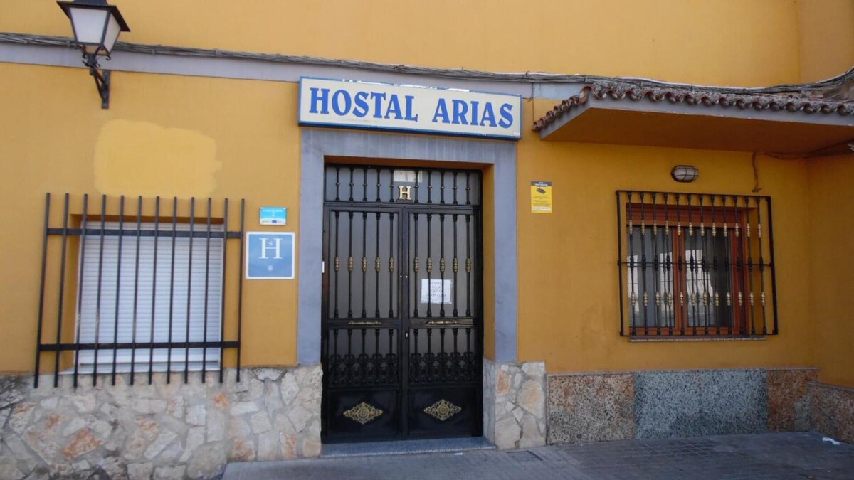 Puerta de entrada Hostal Arias